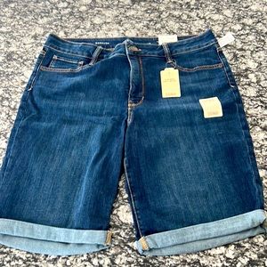 Woman’s Bermuda shorts